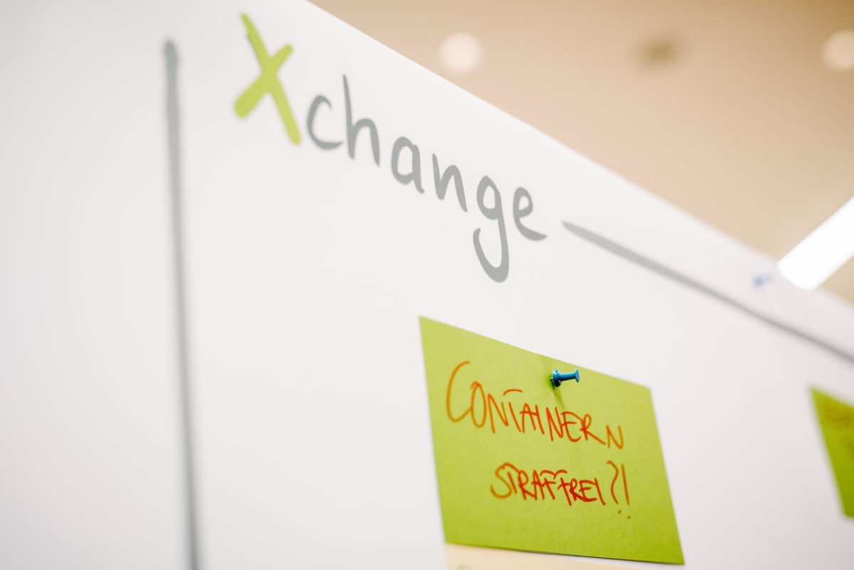 Schriftzug Xchange auf einem Flipchart