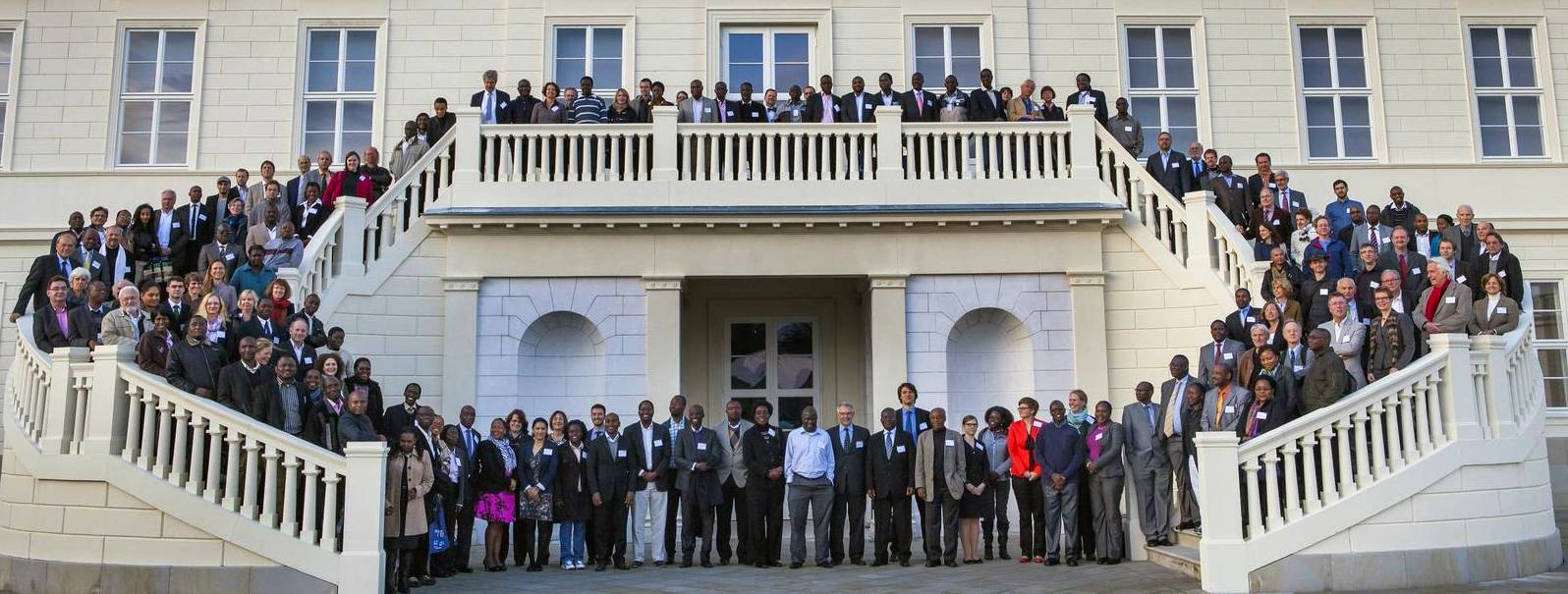 Gruppenfoto vom African Grantees Meeting 2013 im Schloss Herrenhausen