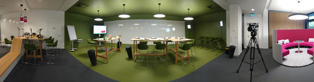 Blick in einen grünen Konferenzraum