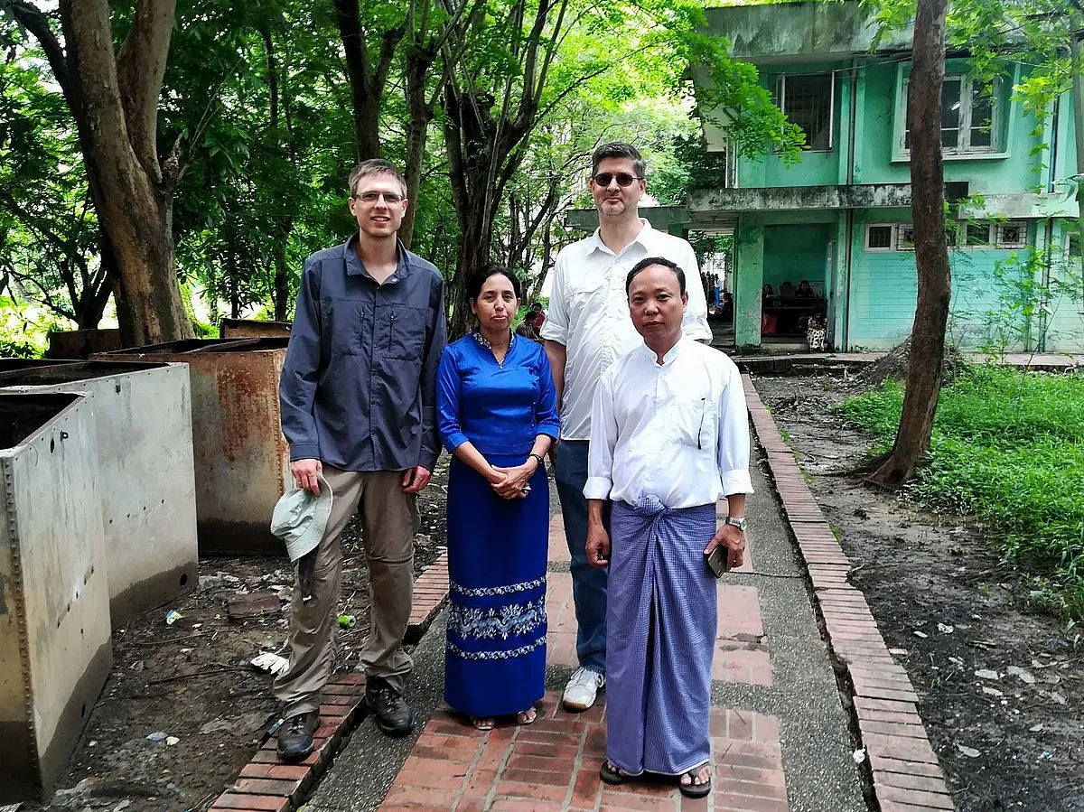 Schlangenexperten unter sich: Doktorand Daniel Jestrzemski, Assoc. Prof. Dr. Ni Lar Than, Dr. Ulrich Kuch und Dr. Kyaw Swar Aung