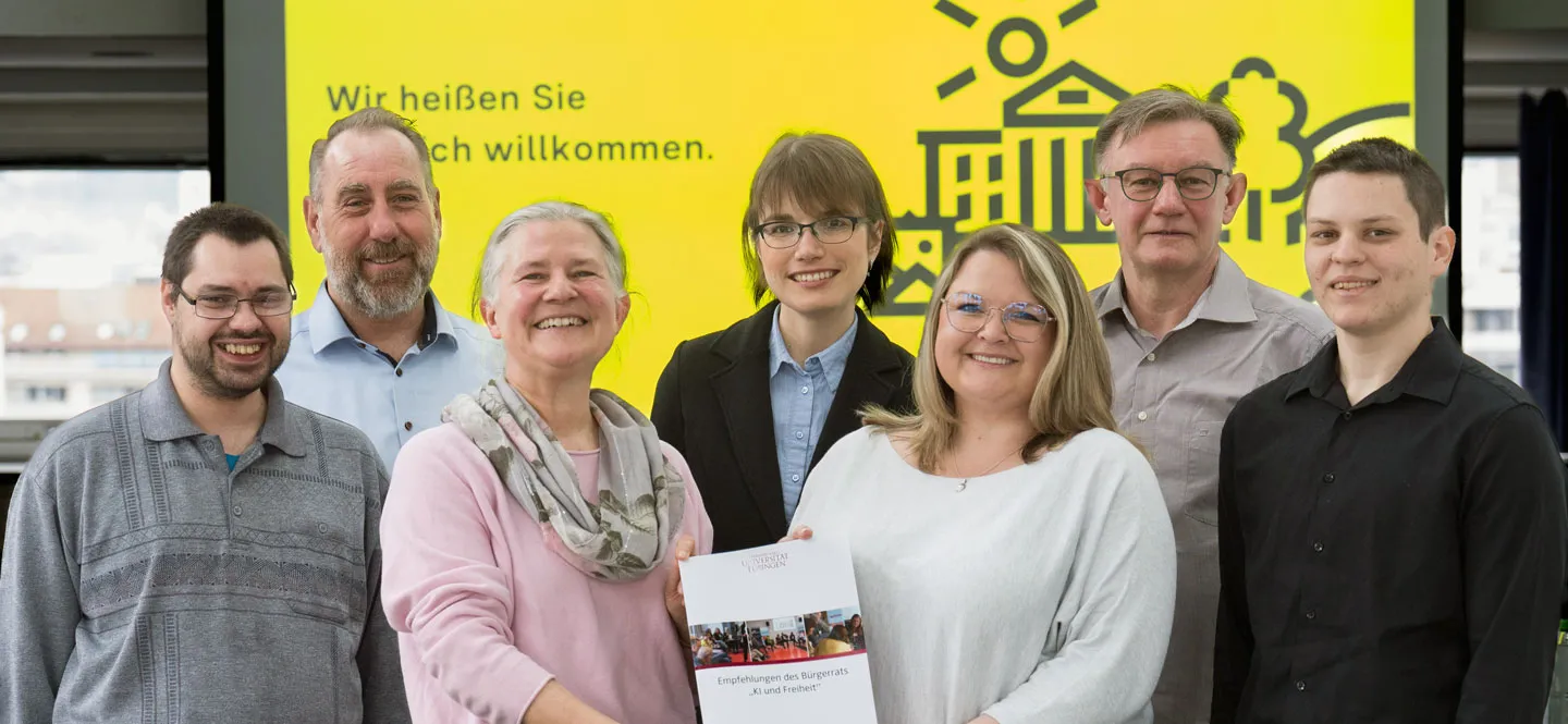 mehrere Personen präsentieren eine Broschüre mit der Aufschrift "Empfehlungen des Bürgerrats KI und Freiheit"
