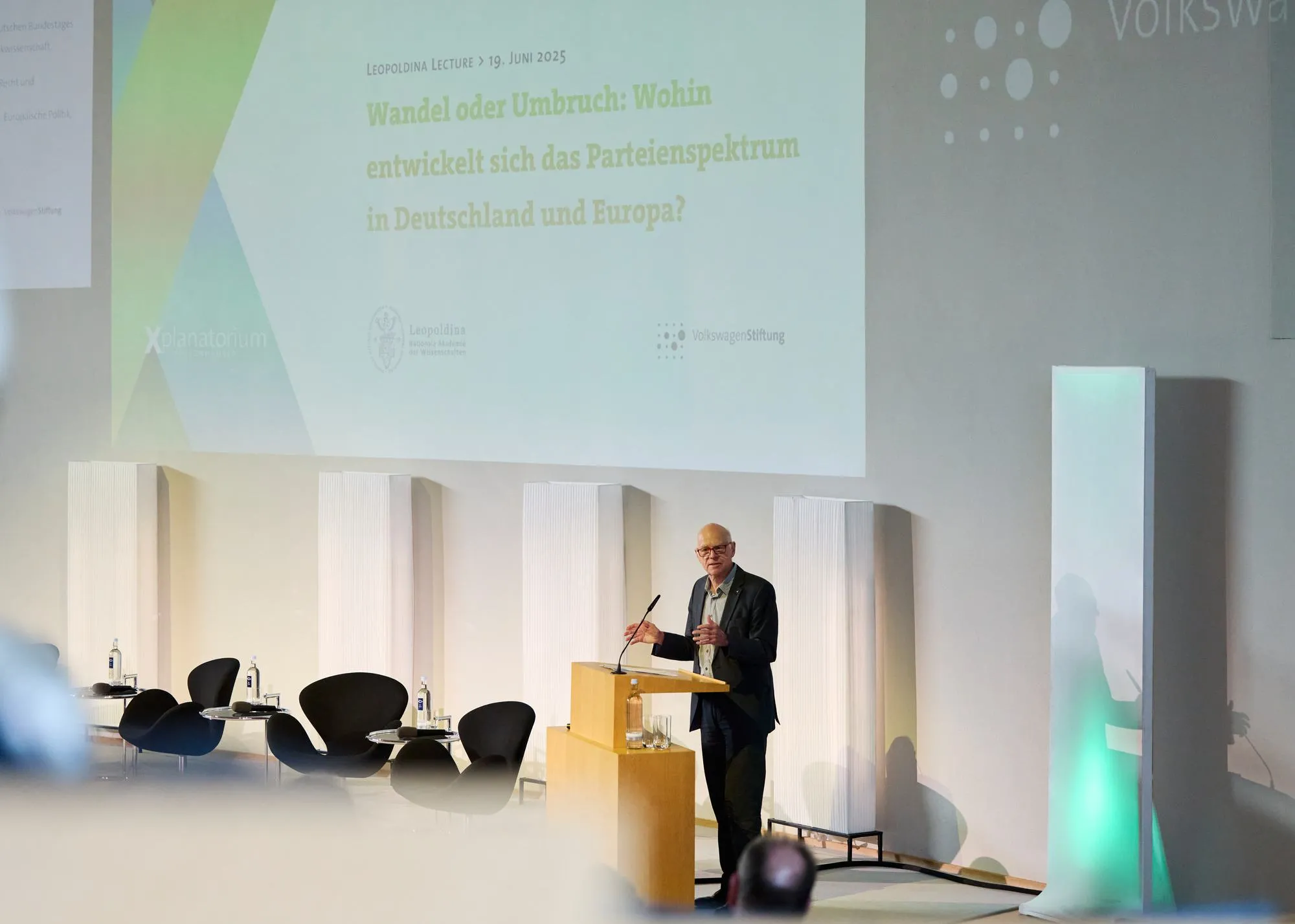 Mann hält vor Publikum einen Vortrag