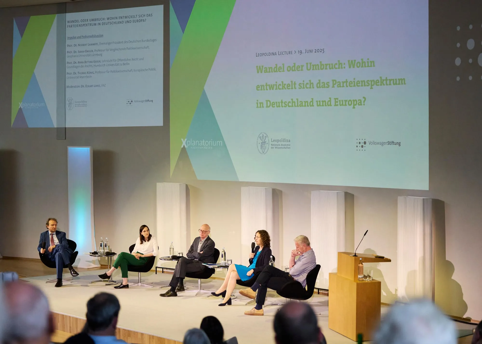 Podiumsdiskussion mit vierTeilnehmenden und einem Moderator