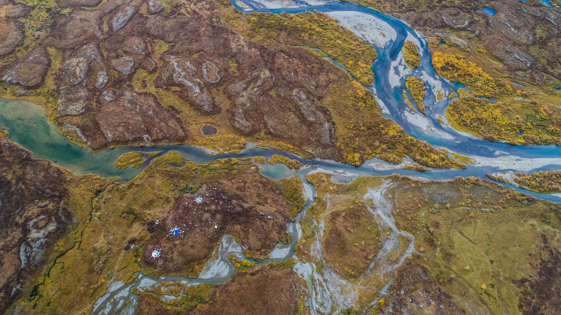 Blauer Fluss von oben mit Jurten und Rentieren