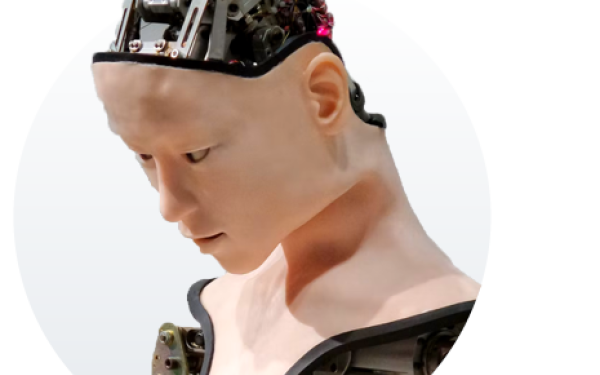 Androiden-Kopf mit technischen Geräten statt des Gehirns