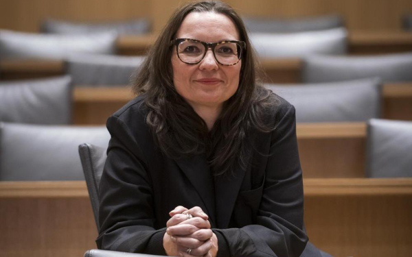 Eine Frau sitzt in einem Auditorium