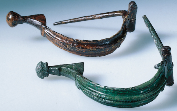 Zwei römische Fibeln, mit denen Mäntel geschlossen wurden