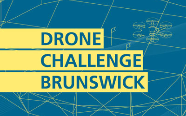 Illustration mit Drohnenkäfig und Text Drone Challenge Brunswick