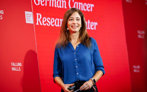 Eine Frau steht vor einem großen Plakat mit der Aufschrift "German Cancer Research Center"