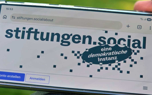 Handybildschirm zeigt den Mastodon-Account von stiftungen.social