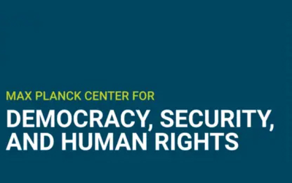 Die Worte "Max Planck Center for Democracy, Security, and Human Rights" stehen auf blauem Grund.