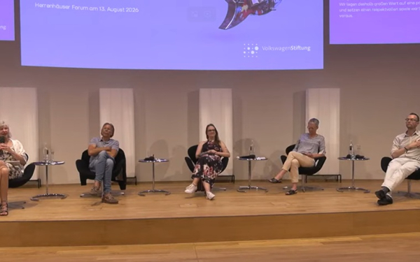 Fünf Personen auf einem Podium 