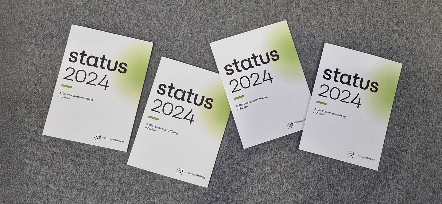 Das Foto zeigt mehrere nebeneinander liegende Hefte mit Aufdruck "status 2024"
