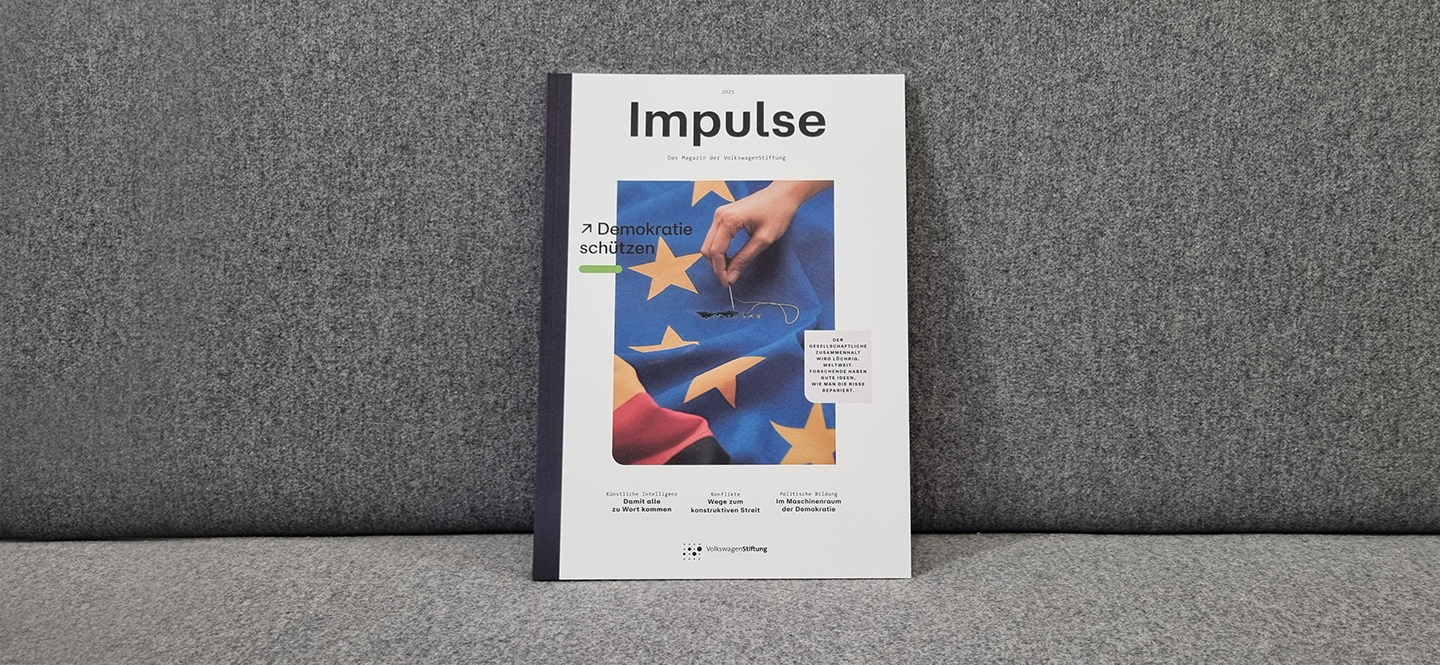 Ein Magazin mit dem Titel "Impulse" liegt auf einem grauen Sofa