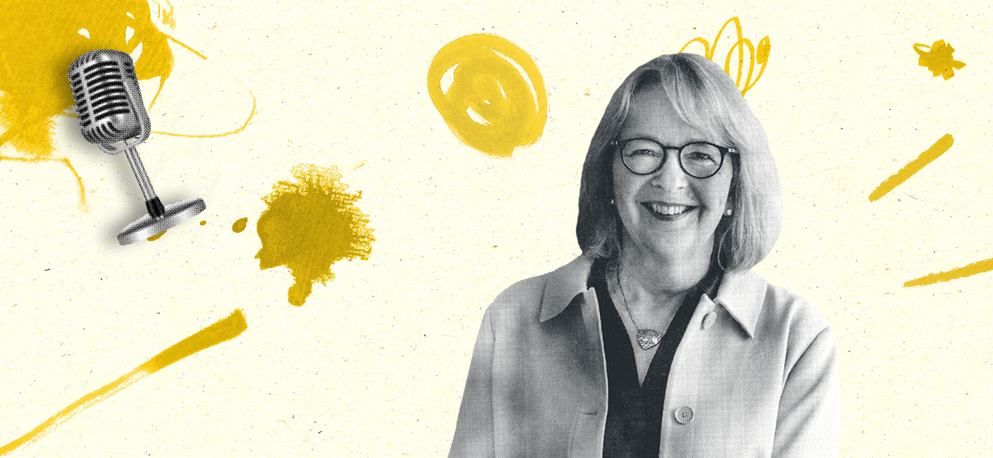 Eine Frau Schaut in die Kamera neben einem Mikrophon.