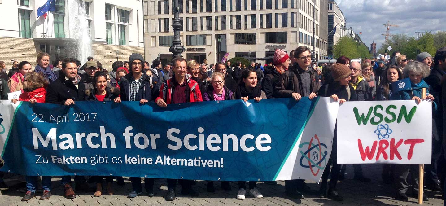 Demonstranten mit großem Spruchband mit Text March for Science