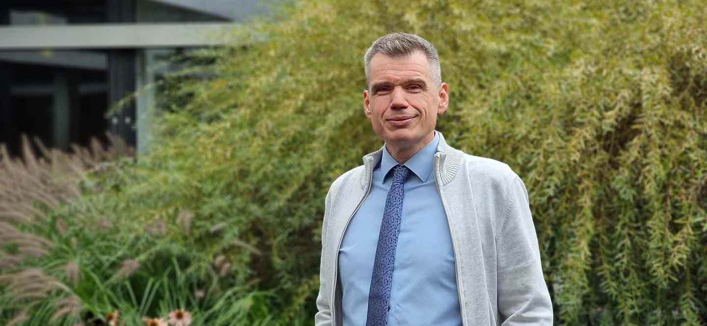 Portrait eines Mannes vor einem Bambus