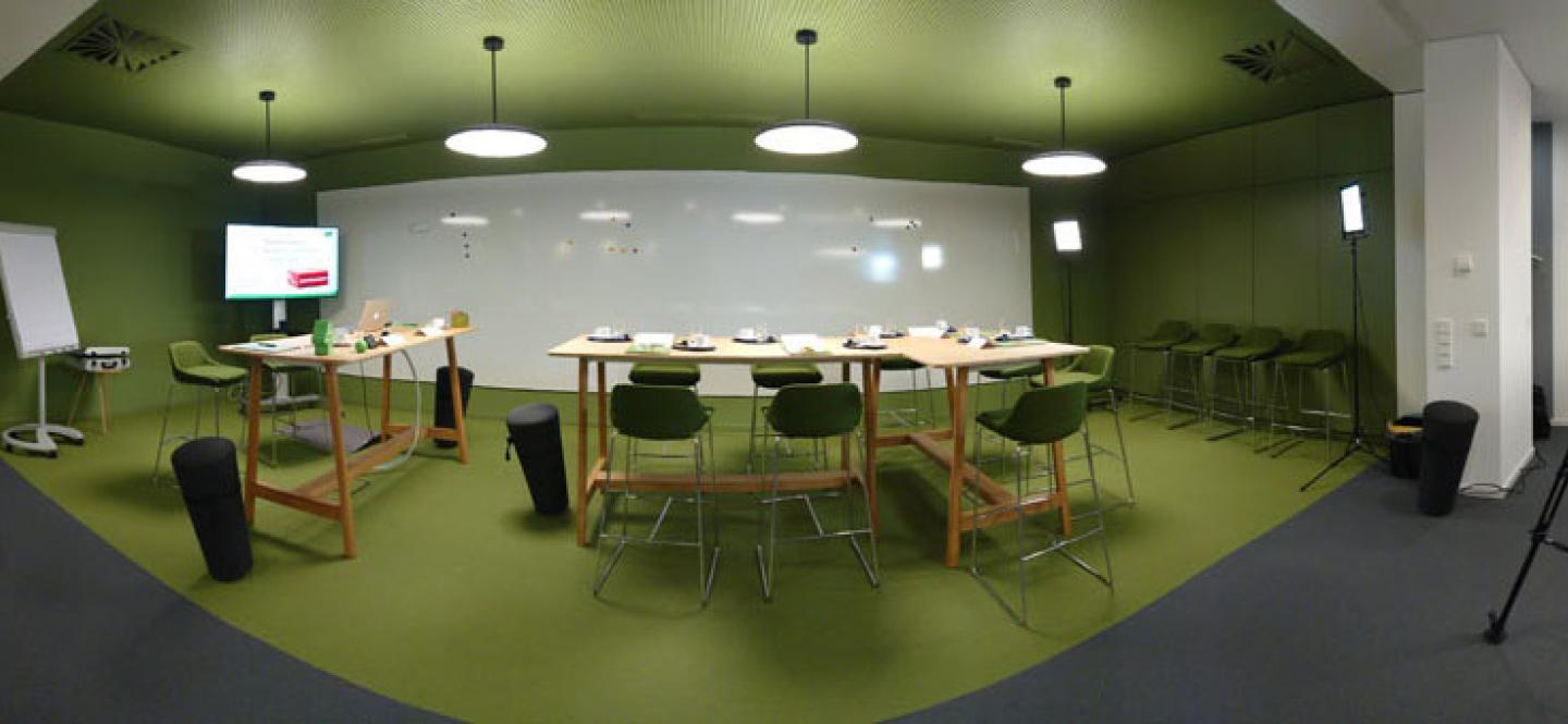 Blick in einen grünen Konferenzraum
