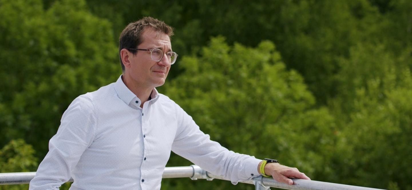 Tobias Erb auf einer Dachterrasse.