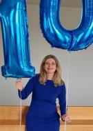 Frau mit zwei Zahlen-Luftballons: "1" und "0"