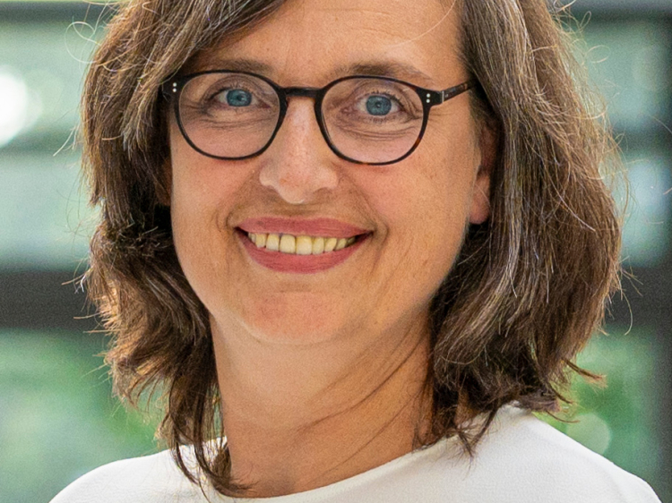 Das Bild zeigt Professorin Dr. Annette Leßmöllmann vom KIT