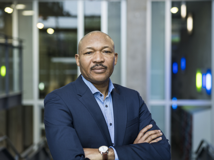 Das Bild zeigt Prof. Dr. Louis Henri Seukwa Professor der Erziehungswissenschaften, Department Soziale Arbeit, Hochschule für Angewandte Wissenschaften Hamburg.