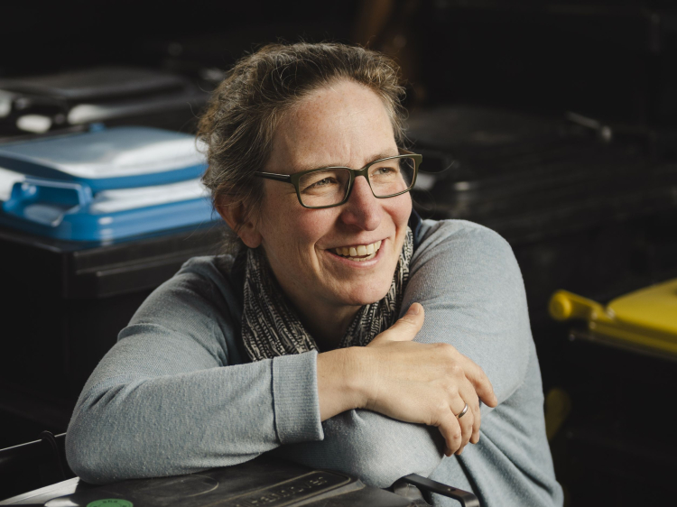 Das Foto zeigt Dunja Veencker vor unterschiedlichen Wertstofftonnen