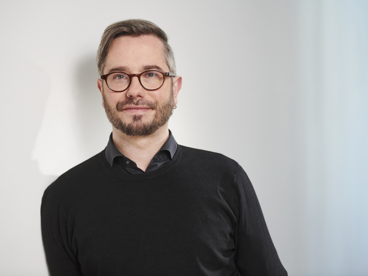 Das Foto zeigt den Moderator Jan Sedelies.