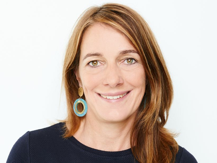 Das Foto zeigt Prof. Dr. Julia Pitters im Portrait