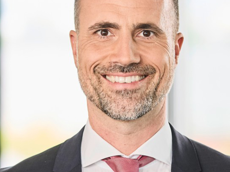 Zu sehen ist Clemens Hoch. 