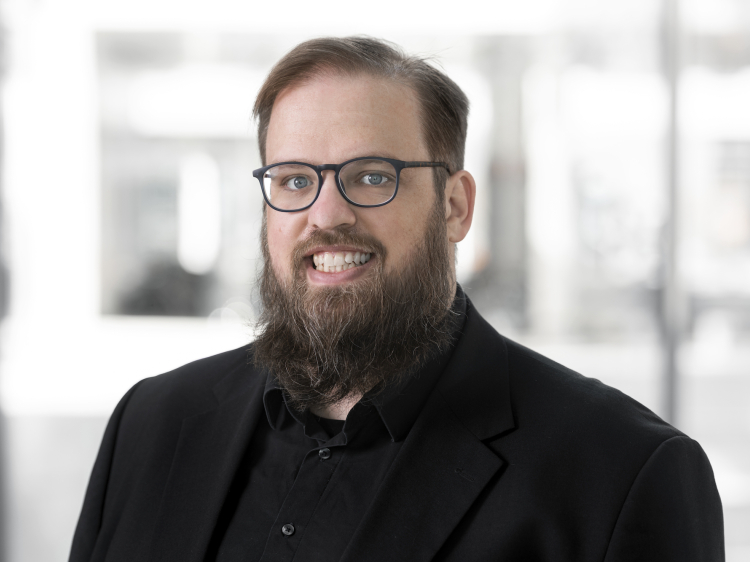 Das Bild zeigt den Moderator Philipp Schrögel