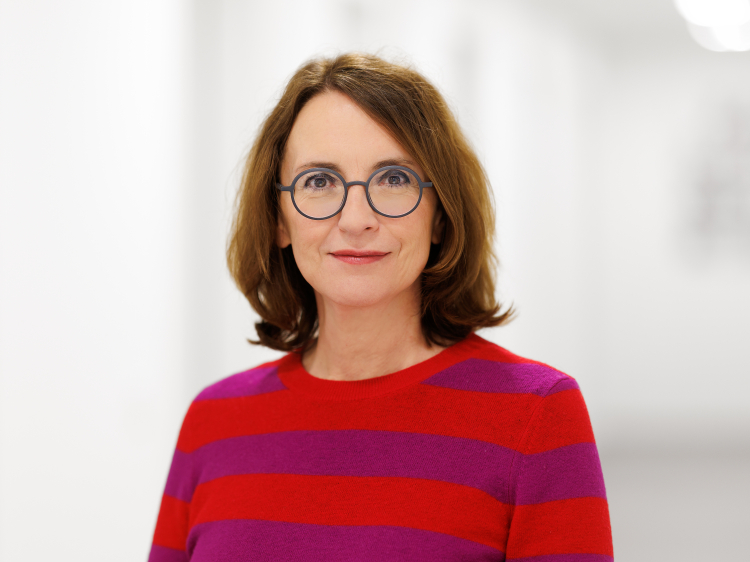Das Bild zeigt unsere Podiumsgästin Cornelia Schu.