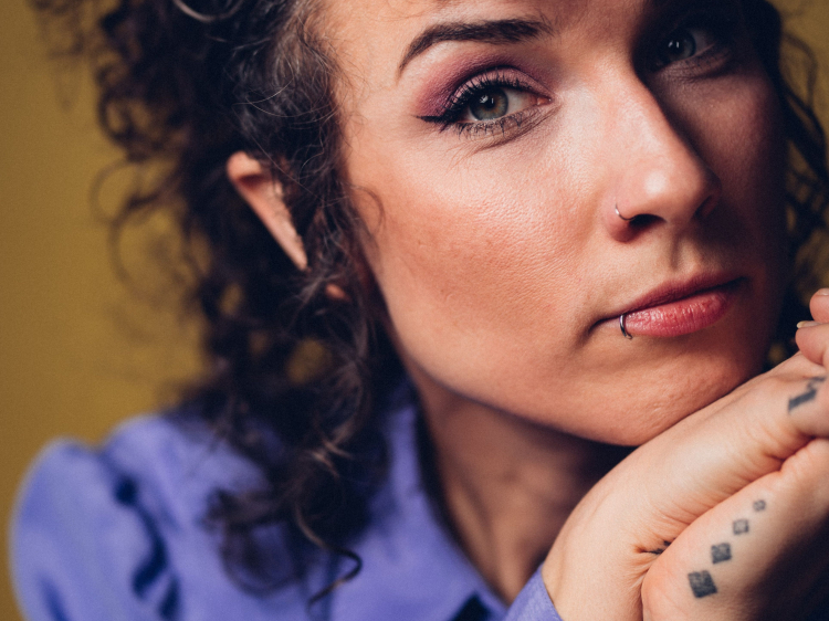 Zu sehen ist die Rapperin Sookee aka Sukini.