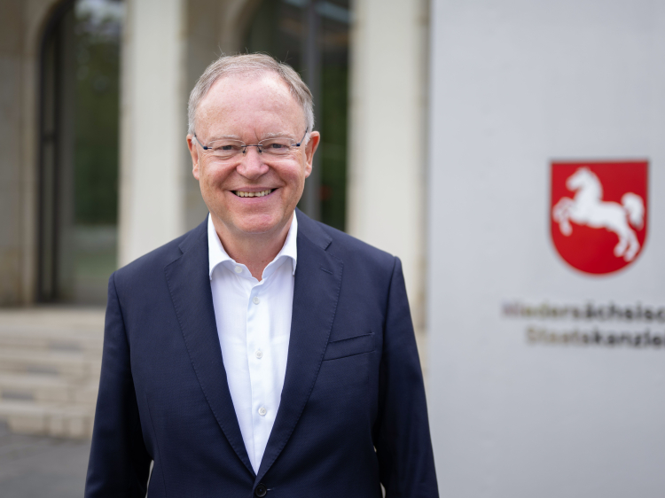 Stephan Weil steht vor der Staatskanzlei