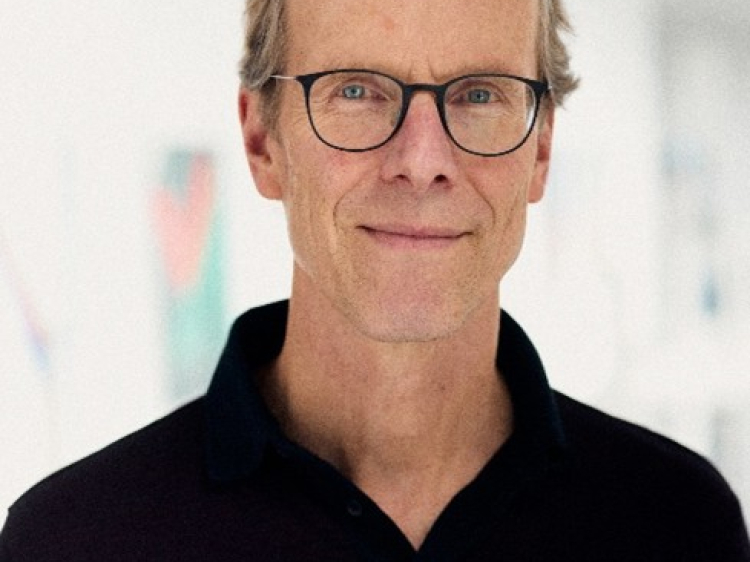 Zu sehen ist Hajo Zeeb. 