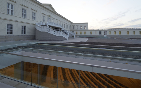 Blick in ein unterirdisches Auditorium vor einem Schlossbau