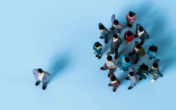Illustration mit einer einzelnen Person und einer Gruppe von Menschen