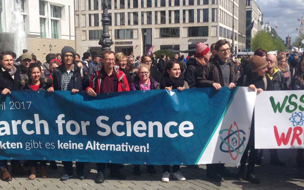 Demonstranten mit großem Spruchband mit Text March for Science
