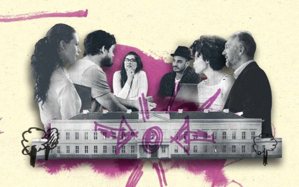 Menschen, die miteinander diskutieren, im Vordergrund ein klassizistisches, helles Gebäude