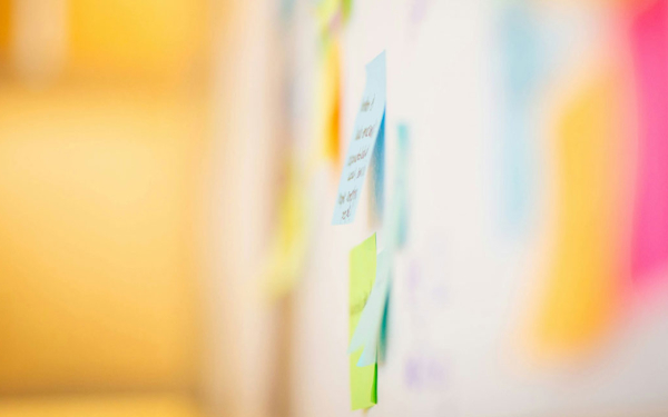 Bunte Post-its an einer Wand