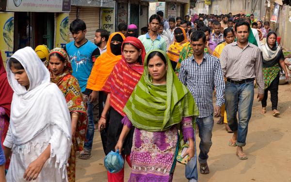 Menschen in Bangladesh auf der Straße
