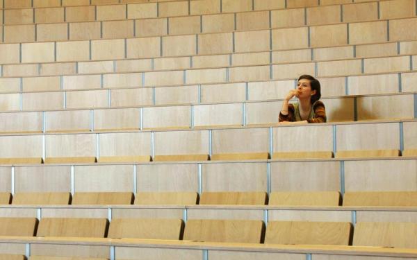 Frau sitzt in einem Hörsaal (Anke Thomass – stock.adobe.com)