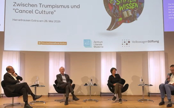 Vier Personen auf einem Podium