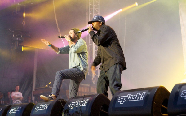 Das Bild zeigt Max Herre und Afrob mit Mikrofonen in der Hand auf der Bühne des splash Festivals.