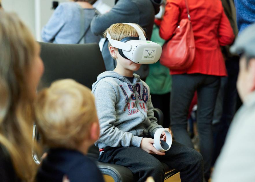 Ein Kind trägt eine VR-Brille.