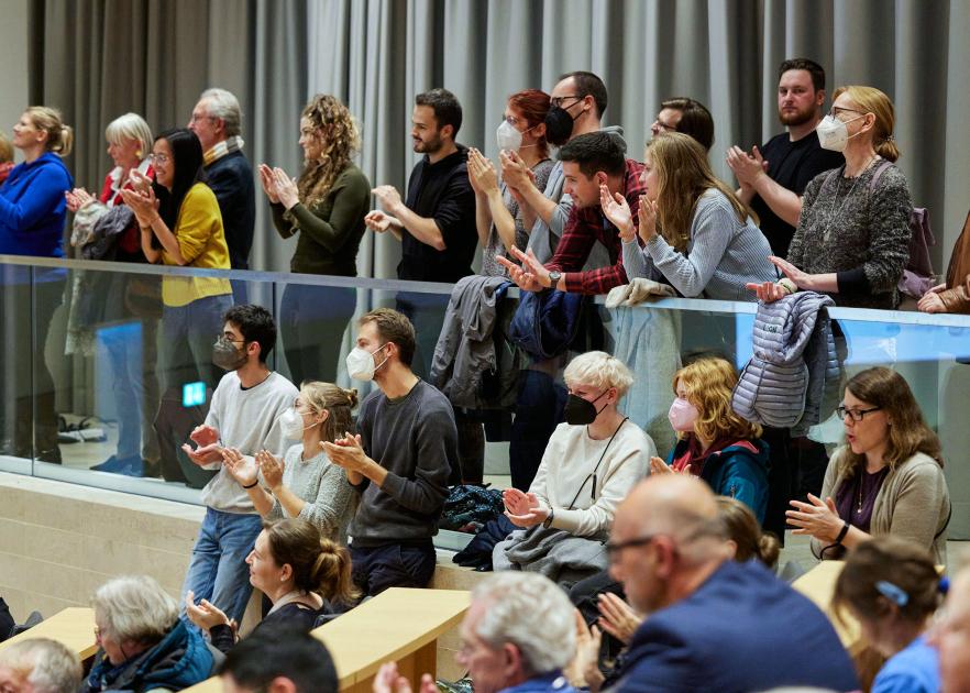 Besucher:innen beim Fest der Wissenschaft