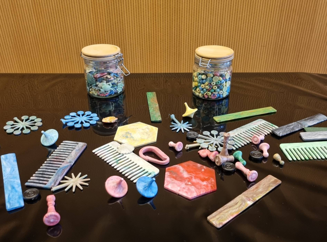 Verschiedene bunte Gegenstände aus Plastik auf einem Tisch