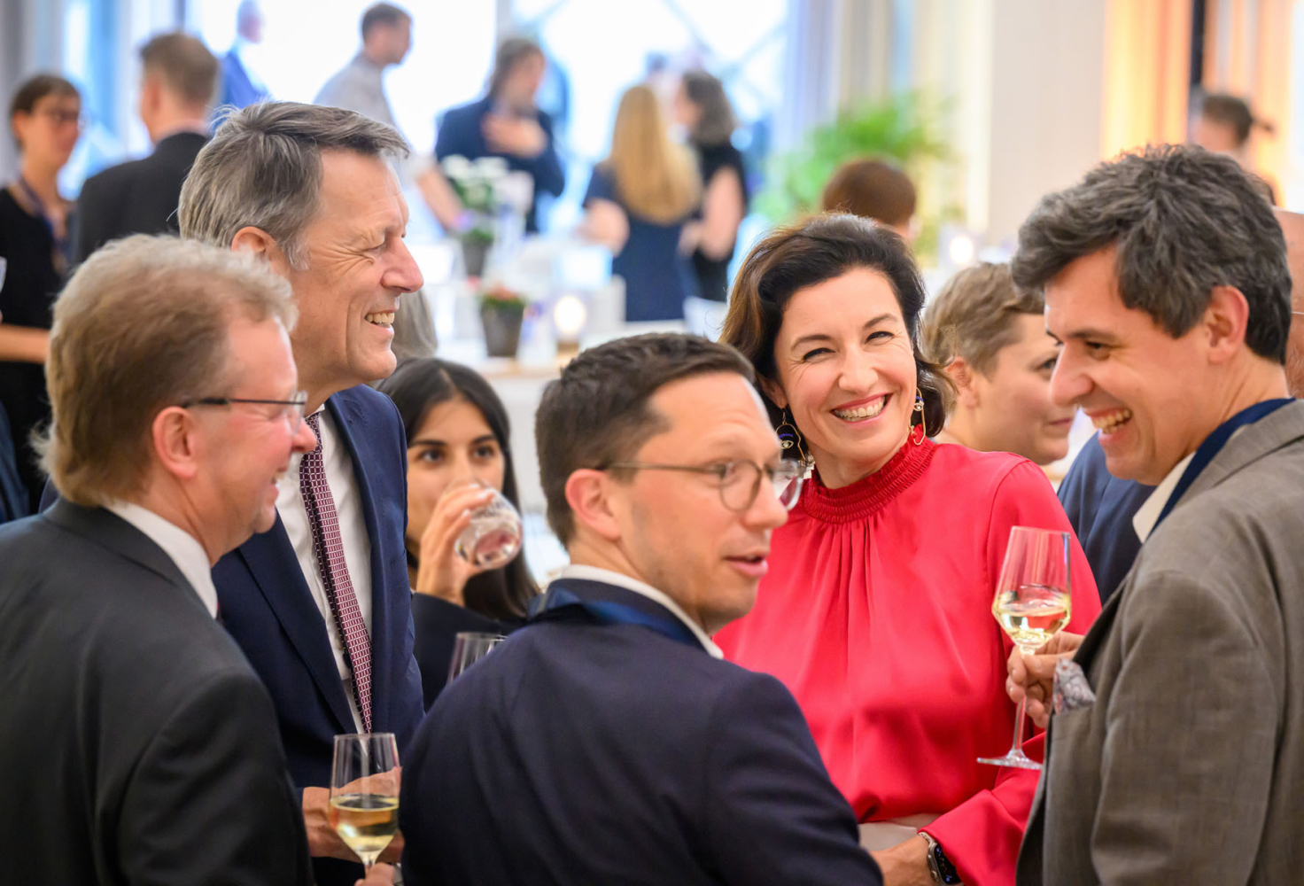 Gruppe sich unterhaltender Menschen