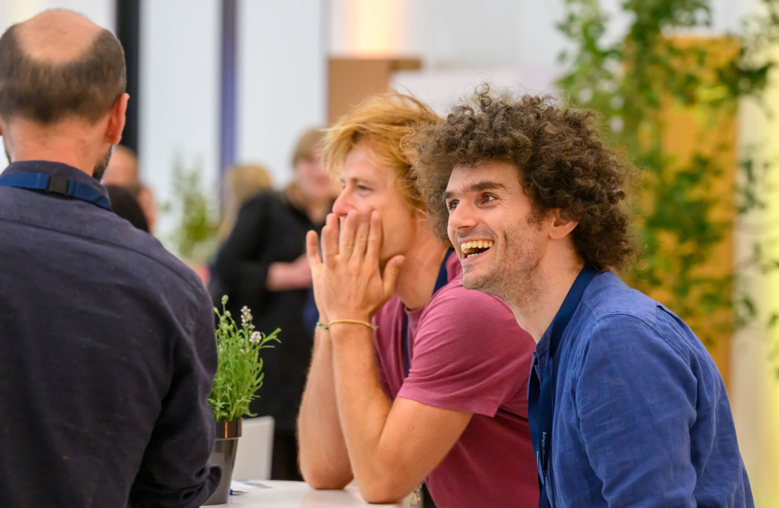 Gruppe sich unterhaltender Menschen