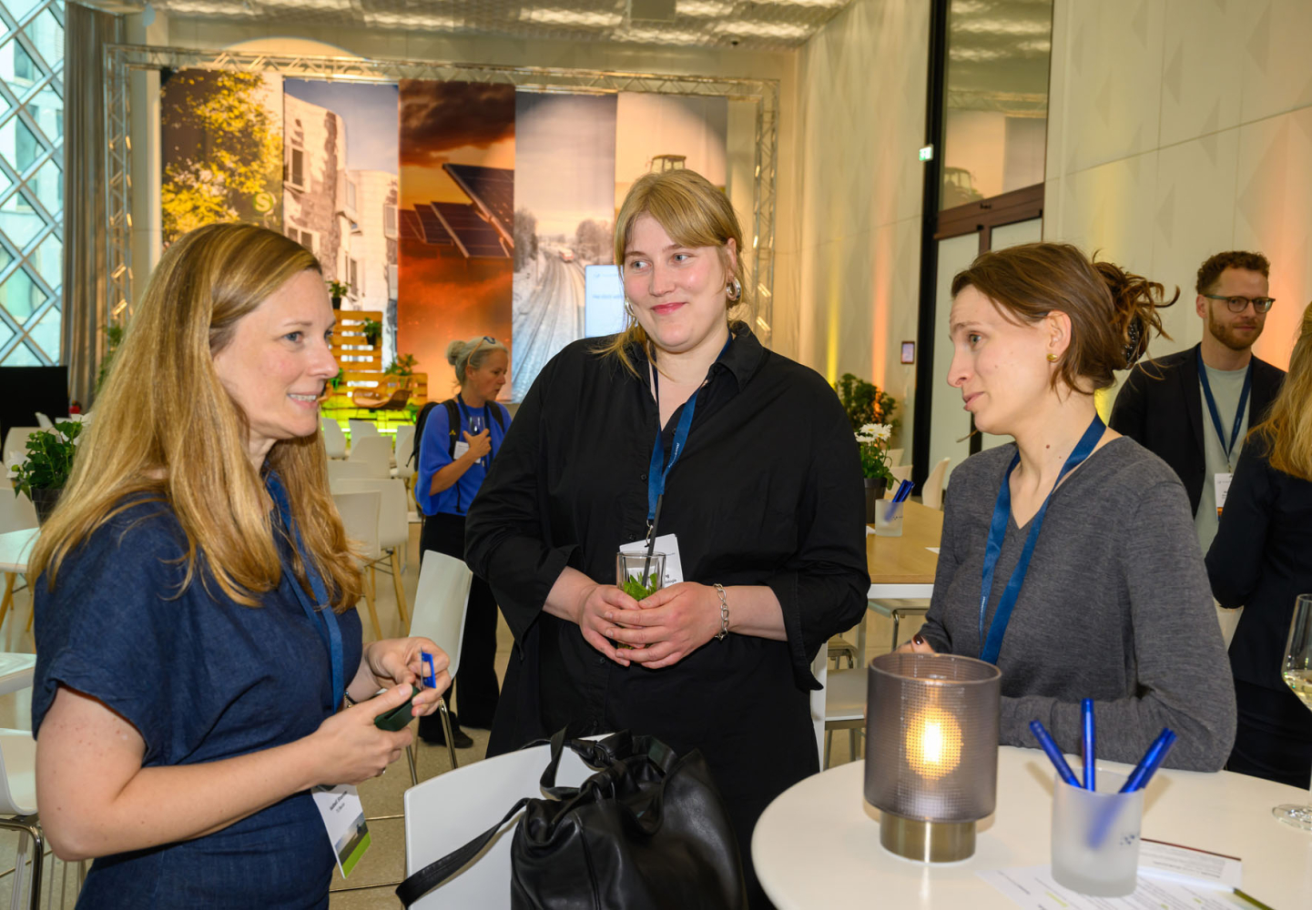 eine Gruppe Frauen, die sich unterhalten